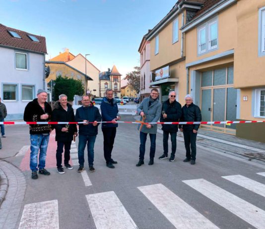 Herbert Klade (Planungsbüro), Patrick Engelskircher (Projektleiter Stadtverwaltung) , Stefan Gierens (Bauleiter Fa. Tas) , Konstantin Boltenhagen ( Abteilungsleiter Tiefbau), Baudezernent Bernhard Adams sowie Reinhard Schneider und Norbert Schied (Innenstadtbeirat). (Foto: Stadtverwaltung Neustadt)