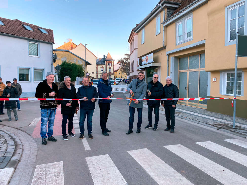 Herbert Klade (Planungsbüro), Patrick Engelskircher (Projektleiter Stadtverwaltung) , Stefan Gierens (Bauleiter Fa. Tas) , Konstantin Boltenhagen ( Abteilungsleiter Tiefbau), Baudezernent Bernhard Adams sowie Reinhard Schneider und Norbert Schied (Innenstadtbeirat). (Foto: Stadtverwaltung Neustadt)