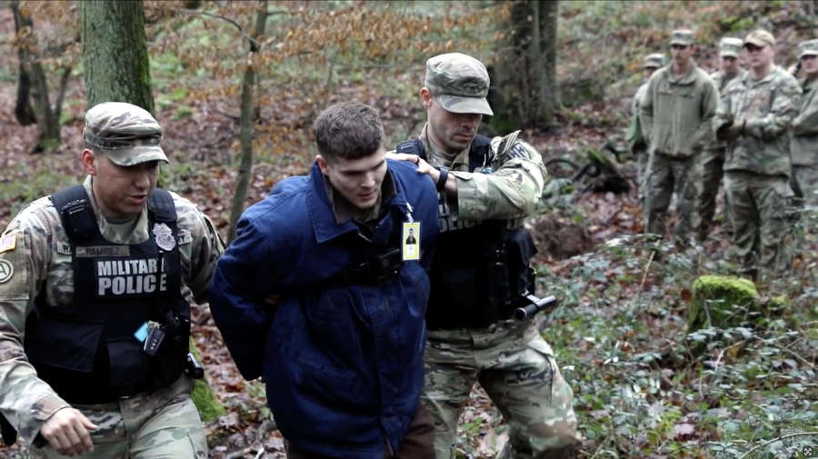 Festnahme eines Entflohenen (Fotoquelle: U.S. Army, Screenshot Video)