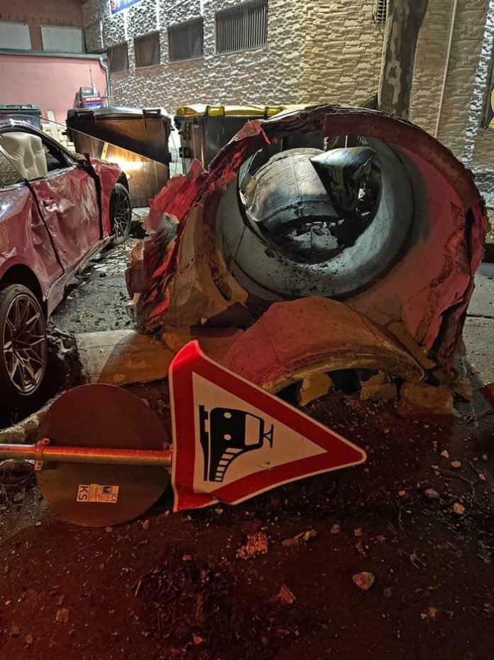 Foto der Unfallstelle: BMW M4 kracht in Litfaßsäule