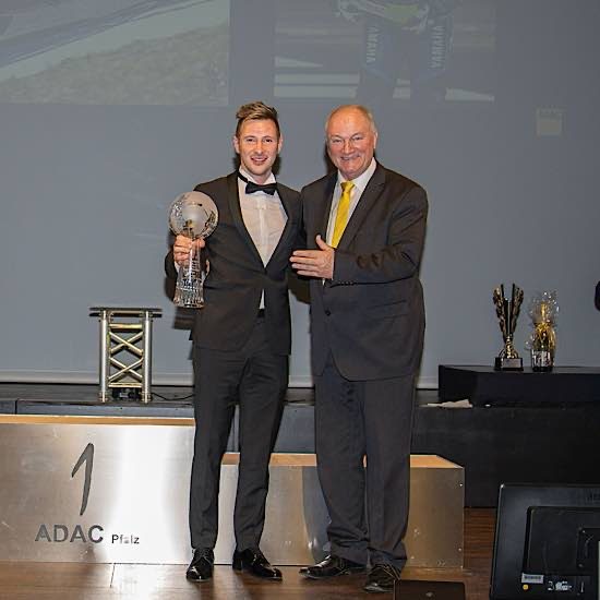 ADAC Pfalz-Award-Preisträger Marvin Fritz, Weltmeister im Motorrad-Langstreckensport, mit Sportleiter Friedhelm Kissel (Foto: ADAC Pfalz/Georg Biegel)