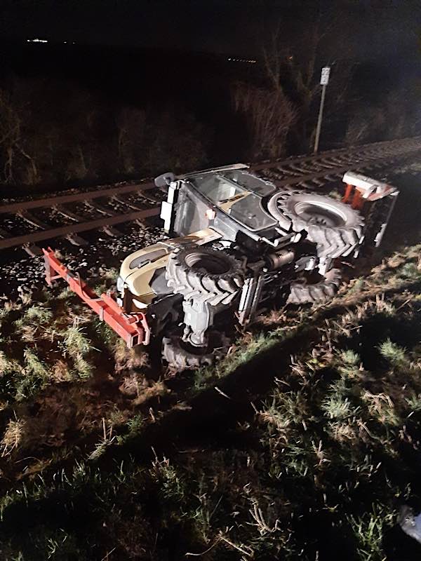 Der Traktor neben den Gleisen (Foto: Bundespolizeiinspektion Kaiserslautern)