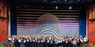 Gruppenfoto auf der Bühne des Saalbaus (Foto: Stadtverwaltung Neustadt)