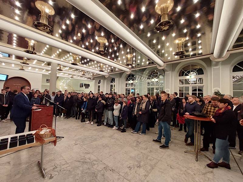 Der Empfang für die Sportlerinnen und Sportler fand im Foyer des Saalbaus statt, links OB Marc Weigel. (Foto: Stadtverwaltung Neustadt)