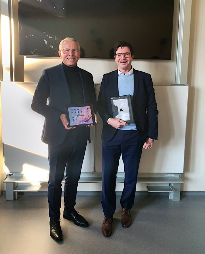 v.l.: Vorstandsvorsitzender der Sparkasse Rhein-Haardt, Andreas Ott, Schulleiter des Käthe-Kollwitz-Gymnasiums, Stefan Vogt (Foto: Sparkasse Rhein-Haardt)