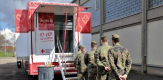 Soldaten vor Blutspendemobil (Foto: Stabsfeldwebel Frank Wiedemann)