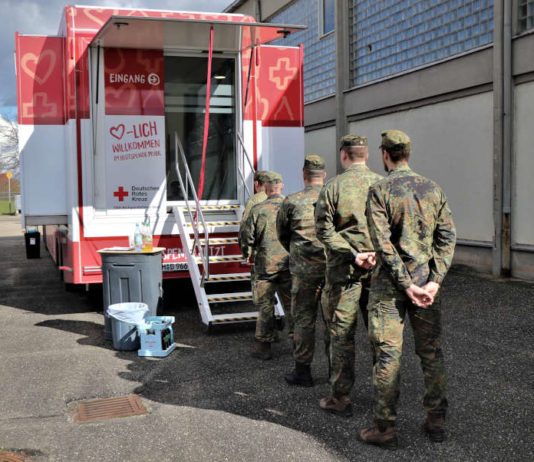 Soldaten vor Blutspendemobil (Foto: Stabsfeldwebel Frank Wiedemann)