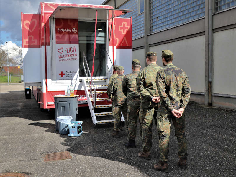 Soldaten vor Blutspendemobil (Foto: Stabsfeldwebel Frank Wiedemann)