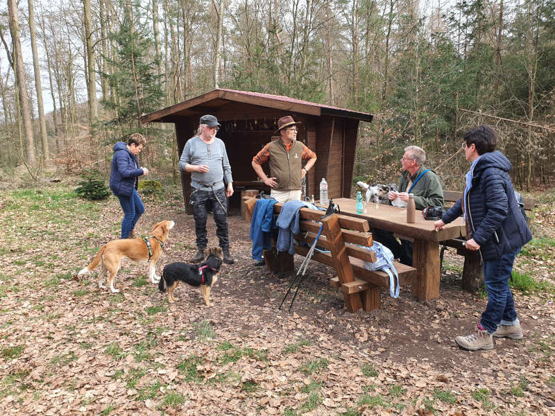 Pause an der Heidenkopfhütte (Foto: Pia Neumann)