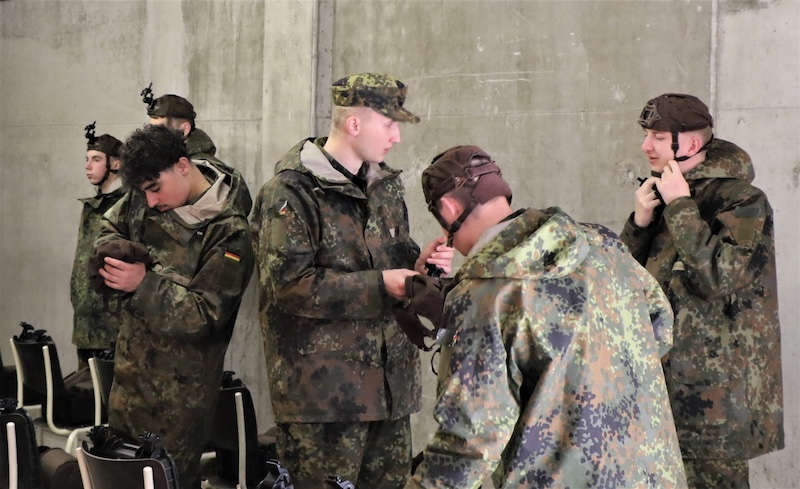 Einweisung Nachtsehgeräte (Foto: Bundeswehr/Frank Wiedemann)