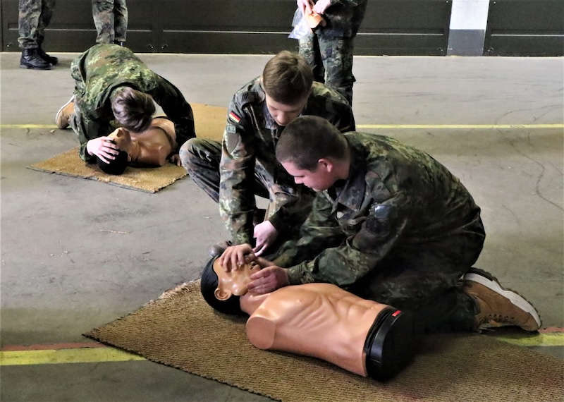 Herz-Lungen-Wiederbelebung (Foto: Bundeswehr/Frank Wiedemann)