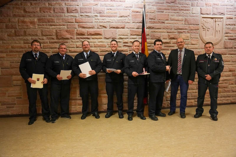 Verleihung Silbernes FW-Ehrenzeichen (25-jährige aktive Tätigkeit in der Feuerwehr) und 1x Verleihung Goldenes FW-Ehrenzeichen (35-jährige aktive Tätigkeit in der Feuerwehr)