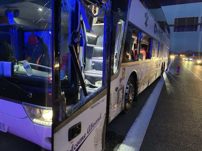 Unfall zwischen Bus und LKW