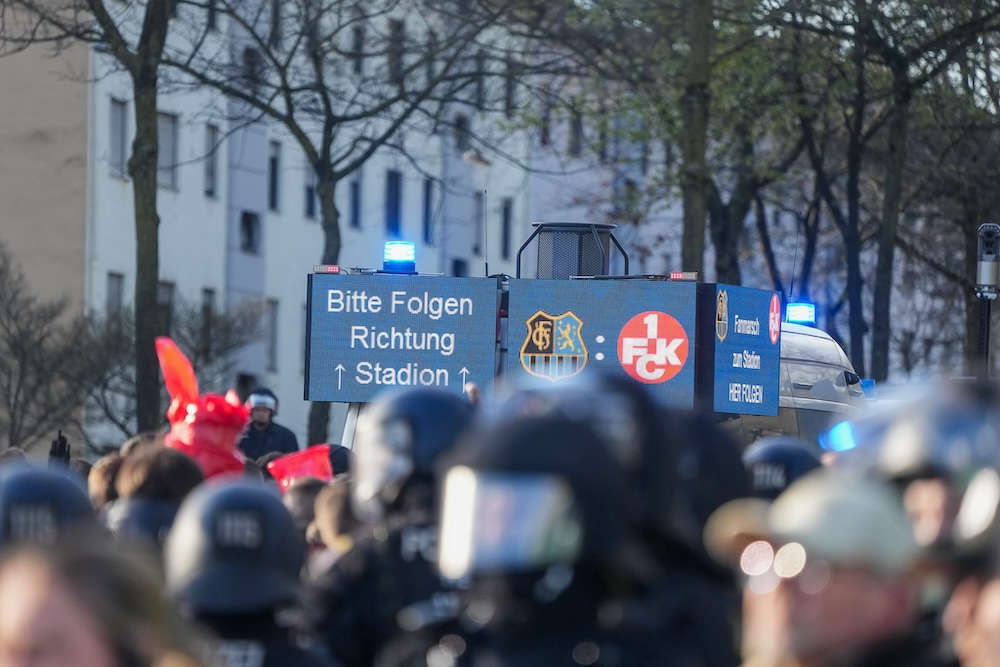 Fanmarsch: hier die Gäste aus Kaiserslautern (Foto: Metropolnews)