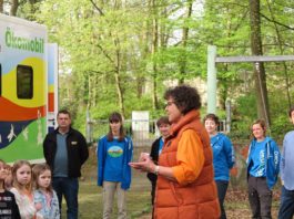 Regierungspräsidentin Sylvia M. Felder und das Ökomobil-Team mit Schülerinnen und Schülern der Bergwaldschule Bildrechte: RPK