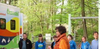 Regierungspräsidentin Sylvia M. Felder und das Ökomobil-Team mit Schülerinnen und Schülern der Bergwaldschule Bildrechte: RPK