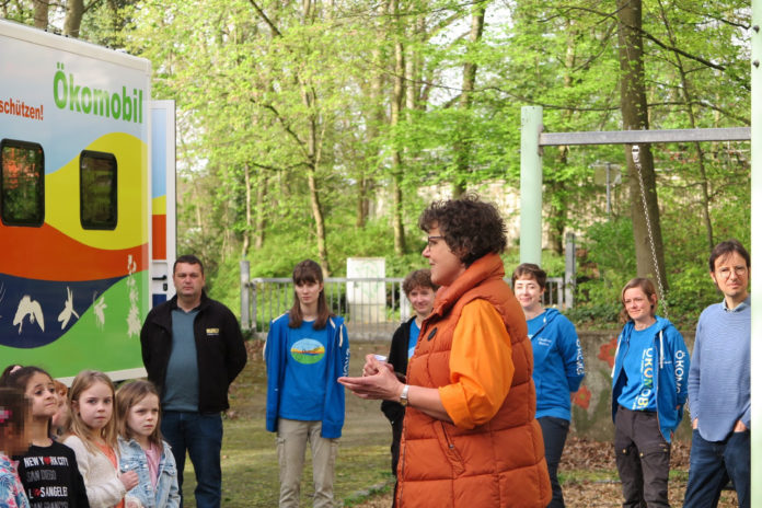 Regierungspräsidentin Sylvia M. Felder und das Ökomobil-Team mit Schülerinnen und Schülern der Bergwaldschule Bildrechte: RPK