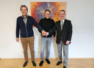 Eckhard Geib (Vorstand Bernd-Jung-Stiftung) mit Edgar Schmitt und Harald Stark (Geschäftsführer Bernd-Jung-Stiftung) (Foto: Bernd-Jung-Stiftung)