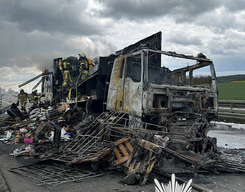 LKW brennt auf A6 aus (Foto: Polizei RLP)