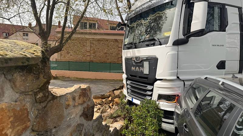 Beschädigte Steinmauer (Foto: Polizei RLP)