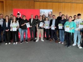 Bei der Ehrung erhielten10 Planspiel-Börse-Siegerteams Urkunden und Preisgelder von Thomas Distler, Vorstandsmitglied der Sparkasse Rhein-Haardt (Mitte). (Foto: Sparkasse Rhein-Haardt)