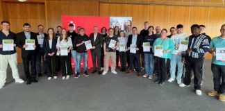 Bei der Ehrung erhielten10 Planspiel-Börse-Siegerteams Urkunden und Preisgelder von Thomas Distler, Vorstandsmitglied der Sparkasse Rhein-Haardt (Mitte). (Foto: Sparkasse Rhein-Haardt)