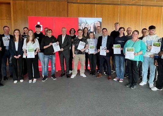 Bei der Ehrung erhielten10 Planspiel-Börse-Siegerteams Urkunden und Preisgelder von Thomas Distler, Vorstandsmitglied der Sparkasse Rhein-Haardt (Mitte). (Foto: Sparkasse Rhein-Haardt)