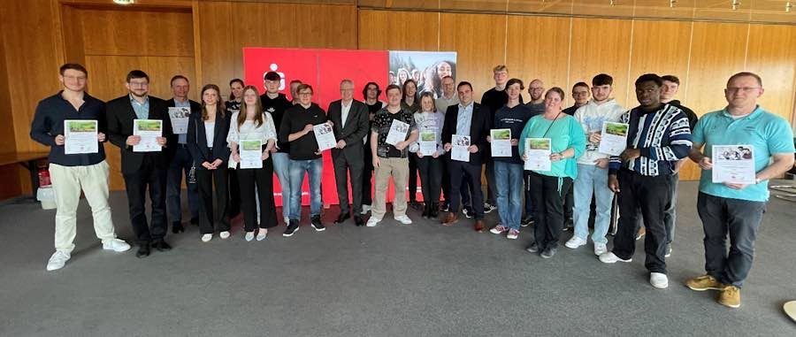 Bei der Ehrung erhielten10 Planspiel-Börse-Siegerteams Urkunden und Preisgelder von Thomas Distler, Vorstandsmitglied der Sparkasse Rhein-Haardt (Mitte). (Foto: Sparkasse Rhein-Haardt)