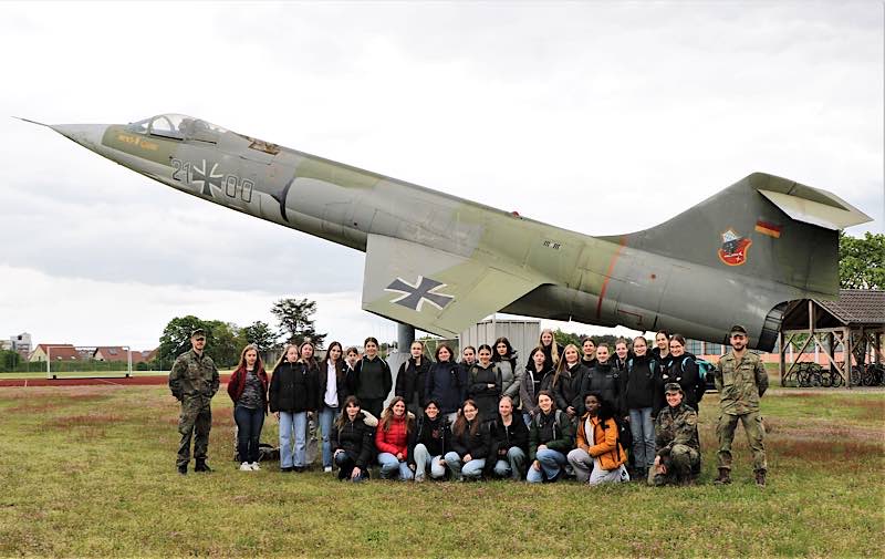 Gruppenbild „Girls‘ Day im Luftwaffenausbildungsbataillon“ (Foto: Bundeswehr/Frank Wiedemann)