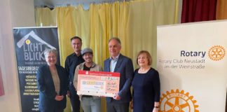 Übergabe des Erlöses des Rotary Adventskalenders 2023 den Leiter der Tagesbegegnungsstätte Lichtblick in Neustadt, Robin Rothe (3. vl) am 8.4.24 durch Ralf Anselmann (4. vl, Rotary Präsident) im Beisein von Dorothee Wüst (1. Vl, Kirchenpräsidentin) und Andreas Rummel, Dekan) und Carmen Seiler-Dürr (Rotary) (Foto: Rotary Club Neustadt an der Weinstraße)