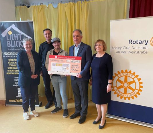 Übergabe des Erlöses des Rotary Adventskalenders 2023 den Leiter der Tagesbegegnungsstätte Lichtblick in Neustadt, Robin Rothe (3. vl) am 8.4.24 durch Ralf Anselmann (4. vl, Rotary Präsident) im Beisein von Dorothee Wüst (1. Vl, Kirchenpräsidentin) und Andreas Rummel, Dekan) und Carmen Seiler-Dürr (Rotary) (Foto: Rotary Club Neustadt an der Weinstraße)