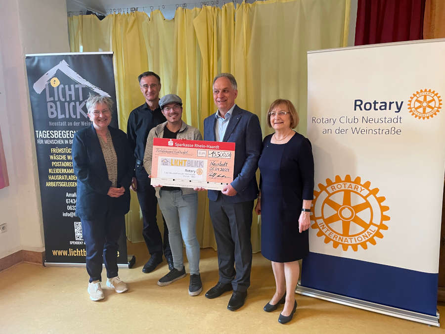 Übergabe des Erlöses des Rotary Adventskalenders 2023 den Leiter der Tagesbegegnungsstätte Lichtblick in Neustadt, Robin Rothe (3. vl) am 8.4.24 durch Ralf Anselmann (4. vl, Rotary Präsident) im Beisein von Dorothee Wüst (1. Vl, Kirchenpräsidentin) und Andreas Rummel, Dekan) und Carmen Seiler-Dürr (Rotary) (Foto: Rotary Club Neustadt an der Weinstraße)