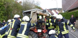 Der Traktor wurde von der Feuerwehr auf die Räder gestellt (Foto: Feuerwehr Neustadt)