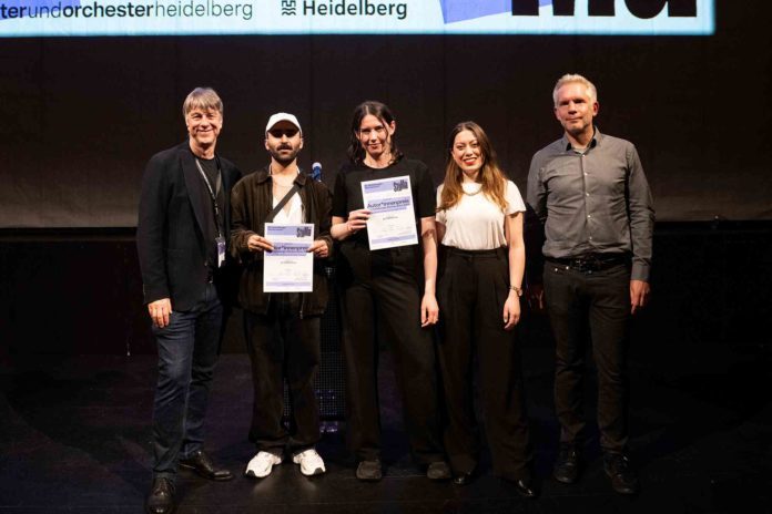 Verleihung Autorenpreis – v.l.n.r. Intendant Holger Schultze, Autor Arad Dabiri, Autorin Marie Meyer/Frankfurter Hauptschule, Jurorin Elvin İlhan, Preisstifter Markus Lautenschläger /Foto: S. Reichart