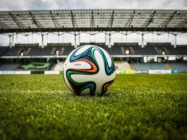 Mehrfarbiger Fußball Auf Grünem Feld