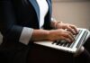 Frau sitzt und benutzt Laptop auf ihrem Schoß ( Christina @ wocintechchat.com / Unsplash)