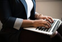 Frau sitzt und benutzt Laptop auf ihrem Schoß ( Christina @ wocintechchat.com / Unsplash)