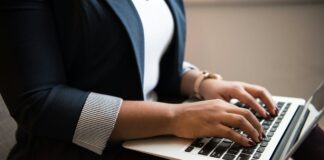 Frau sitzt und benutzt Laptop auf ihrem Schoß ( Christina @ wocintechchat.com / Unsplash)