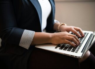 Frau sitzt und benutzt Laptop auf ihrem Schoß ( Christina @ wocintechchat.com / Unsplash)