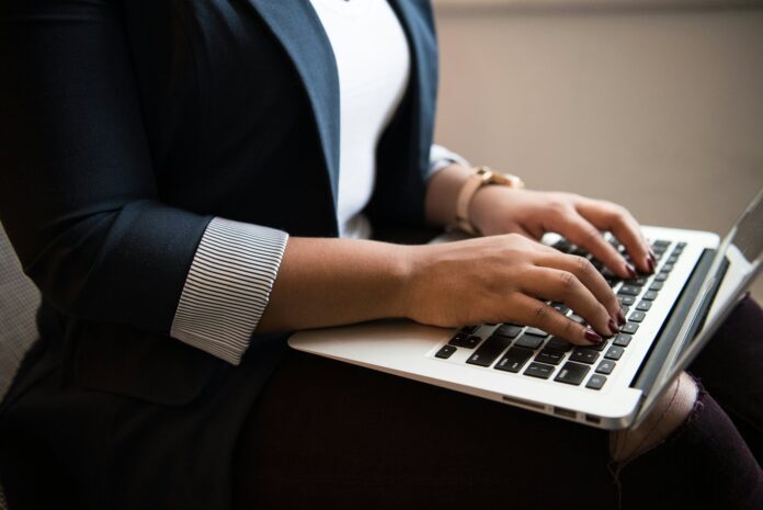 christina-wocintechchat-com-x29idTmYGXg-unsplash Frau sitzt und benutzt Laptop auf ihrem Schoß ( Christina @ wocintechchat.com / Unsplash)