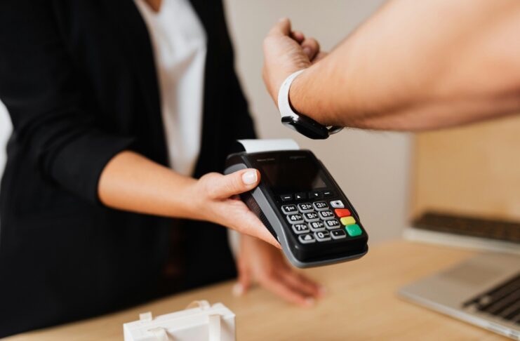 Bezahlen mit Smart Watch (Kaboompics.com / Pexels)