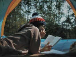 Frau liest Buch im Zelt (Lê Tân / Unsplash)
