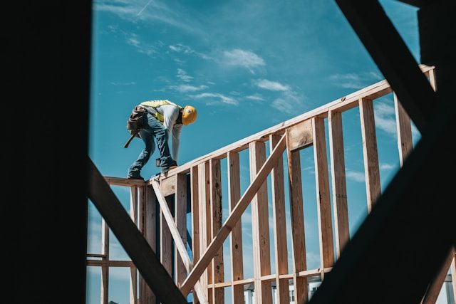 josh-olalde-X1P1_EDNnok-unsplash Mann auf Stahlstützen