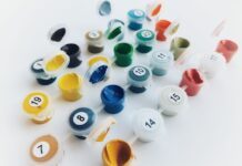 Geöffnete Farbtöpfchen mit Zahlen, sortiert für ein Malen-nach-Zahlen-Set, in verschiedenen bunten Farben.