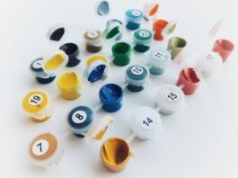 Geöffnete Farbtöpfchen mit Zahlen, sortiert für ein Malen-nach-Zahlen-Set, in verschiedenen bunten Farben.