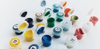 Geöffnete Farbtöpfchen mit Zahlen, sortiert für ein Malen-nach-Zahlen-Set, in verschiedenen bunten Farben.