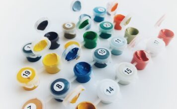 Geöffnete Farbtöpfchen mit Zahlen, sortiert für ein Malen-nach-Zahlen-Set, in verschiedenen bunten Farben.