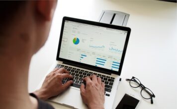 Hilfe bei Schulden und Spezial-Lösungen bei hohen Schulden Person analysiert Finanzdaten und Diagramme auf einem Laptop – Symbolbild für Schuldenberatung und finanzielle Planung.